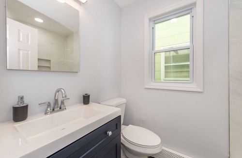 Harrison Apartment | Modern Duplex- close to transit 🚉