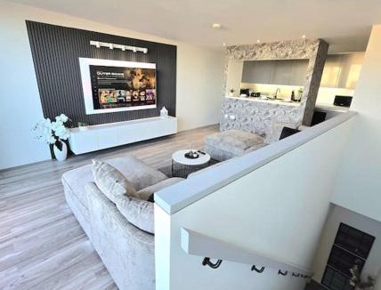 Bradford Apartment | Modern Duplex Penthouse Panoramic Views & Parking