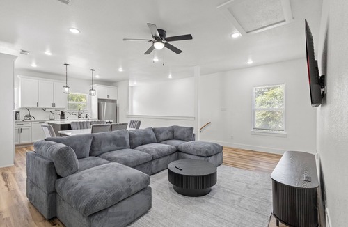 Fort Worth House | Modern Duplex w/EV Charger Near TCU, ATT Stadium & Downtown