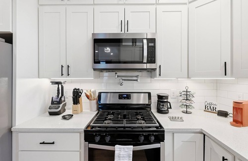 Hayes House | Modern Durham retreat/10 mins from Duke and downtown Durham