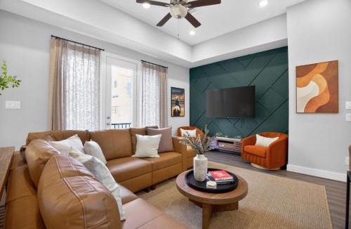 East Downtown Houston Apartment | Modern EaDo Stay - 3BR Townhome w Private Deck
