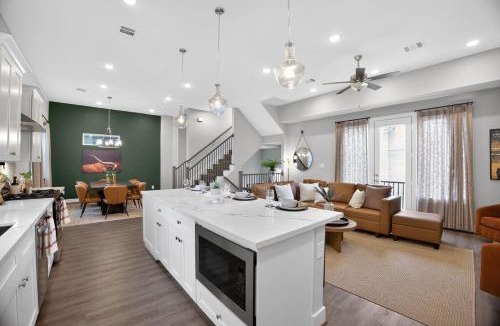 East Downtown Houston Apartment | Modern EaDo Stay - 3BR Townhome w Private Deck
