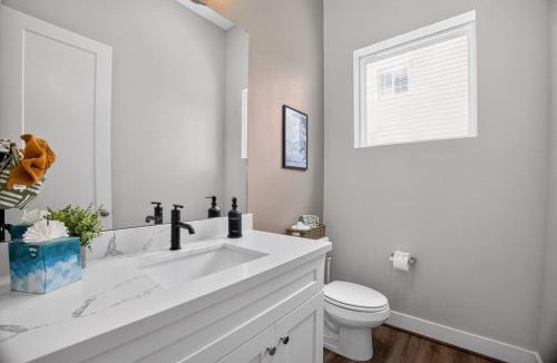 East Downtown Houston Apartment | Modern EaDo Stay - 3BR Townhome w Private Deck