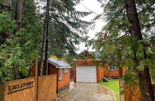 Waubaushene Apartment | Modern Eagle Point Cottage with Sauna Bbq Hot Tub on Tay Trail