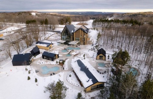 Waubaushene Apartment | Modern Eagle Point Cottage with Sauna Bbq Hot Tub on Tay Trail