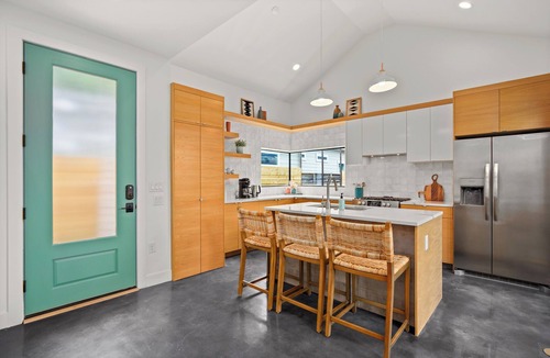 Holly House | Modern East Austin Gem - Heated Pool - Restaurants