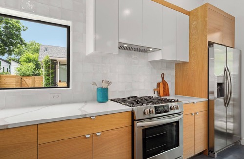 Holly House | Modern East Austin Gem - Heated Pool - Restaurants
