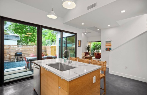 Holly House | Modern East Austin Gem - Heated Pool - Restaurants