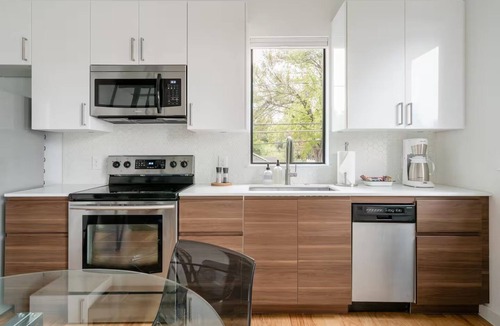 East Cesar Chavez Cottage | Modern East Austin Guesthouse close to E. 6th, Downtown, Rainey, and the Lake