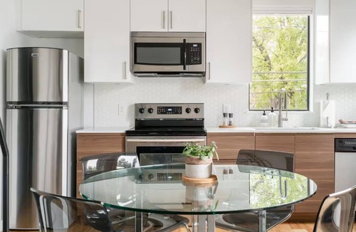 East Cesar Chavez Cottage | Modern East Austin Guesthouse close to E. 6th, Downtown, Rainey, and the Lake