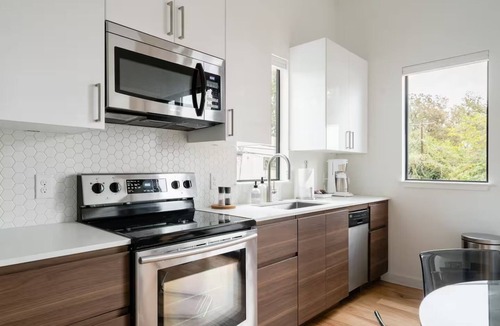 East Cesar Chavez Cottage | Modern East Austin Guesthouse close to E. 6th, Downtown, Rainey, and the Lake