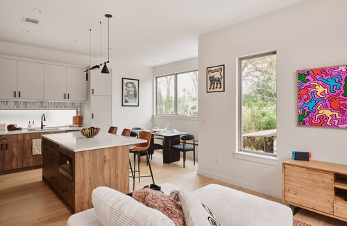Govalle House | Modern East Austin Pool Home - Sleeps 8 - 8 Min DT