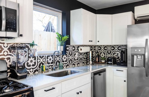 East Cesar Chavez Cottage | Modern East Austin Stay Near Plaza Saltillo Stn