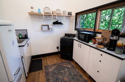 Chestnut Apartment | Modern East Austin Studio ❤️ Rooftop Views Free Parking Near Downtown