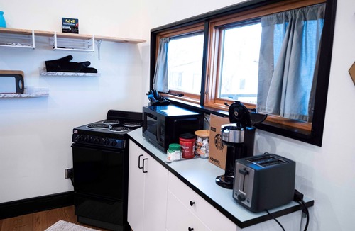 Chestnut Apartment | Modern East Austin Studio ❤️ Rooftop Views Free Parking Near Downtown