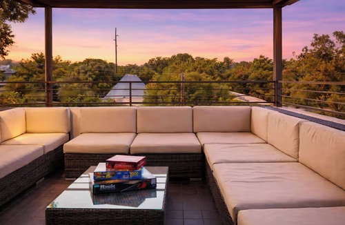 Swede Hill House | Modern East Central Downtown Group Home - Rooftop Patio - Walkable - Sleeps 14