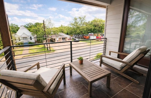 Swede Hill House | Modern East Central Downtown Group Home - Rooftop Patio - Walkable - Sleeps 14