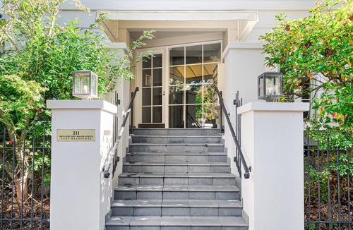 East Melbourne Apartment | Modern East Melbourne 2-Bed Apartment with Parking