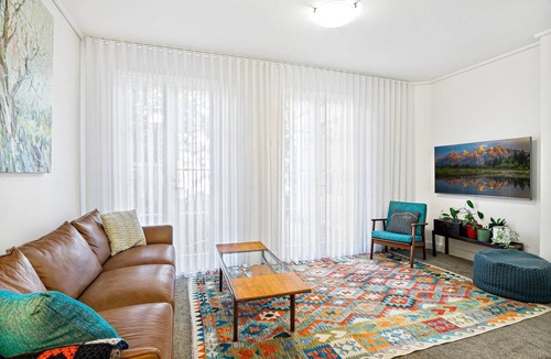 East Melbourne Apartment | Modern East Melbourne 2-Bed Apartment with Parking