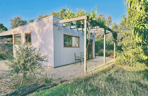 Yapeen Apartment | Modern Eco Studio Retreat – Serene Space Surrounded by Nature