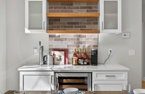 Edmonds House | Modern Edmonds Escape: Spacious, 3BDRM, Fireplace