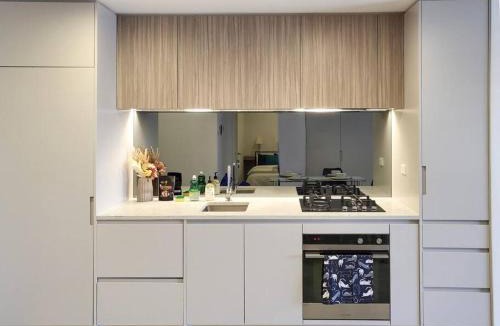 Epping Apartment | Modern Elegance: 2 Bedroom Oasis w/Free Parking