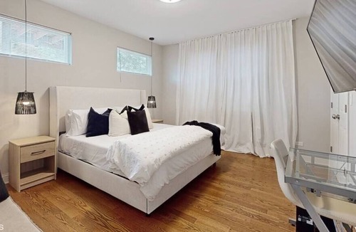 North Austin House | Modern Elegance: 4BR Duplex w/ Free Garage Parking