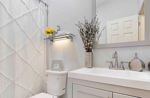 North Austin House | Modern Elegance: 4BR Duplex w/ Free Garage Parking