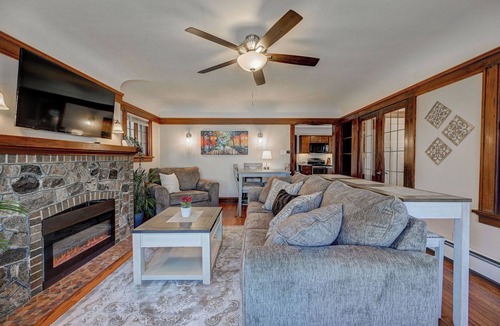 Bay View House | Modern Elegance: 5 Min to Downtown + Pet Friendly