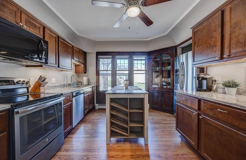 Bay View House | Modern Elegance: 5 Min to Downtown + Pet Friendly