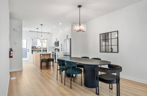 Sage Hill House | Modern Elegance & Comfort – 3BR + 3 Ensuites, AC