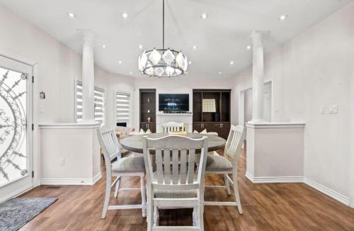 Hurontario House | Modern Elegance, Dual Fireplaces & Outdoor BBQ