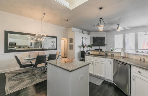 South Arlington House | Modern Elegance Escape in Mansfield: 3bed/2bath