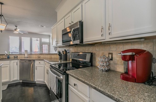 South Arlington House | Modern Elegance Escape in Mansfield: 3bed/2bath