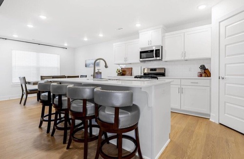 Fayetteville House | Modern Elegance - Just 10 Mins to U of A