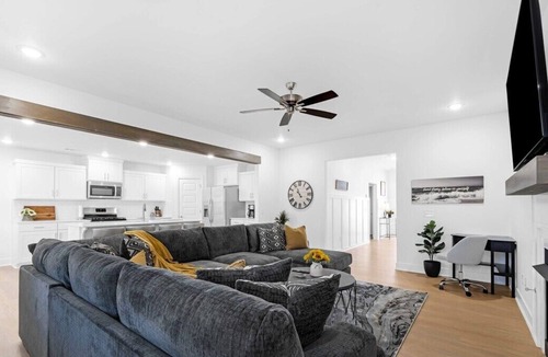 Fayetteville House | Modern Elegance - Just 10 Mins to U of A