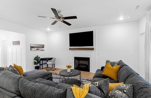 Fayetteville House | Modern Elegance - Just 10 Mins to U of A