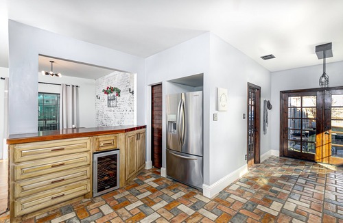 Southwest Carrollton House | Modern Elegance: Prime Location in Carrollton