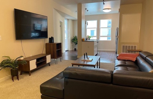 Miracle Mile Apartment | Modern Elegance