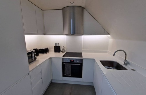 Whittington Condo | Modern Elegant 2-Bed, free private parking