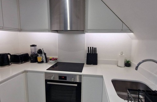 Whittington Condo | Modern Elegant 2-Bed, free private parking