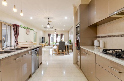 Enfield House | Modern Elegant House (4 Bedroom and parking)