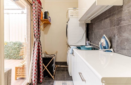 Enfield House | Modern Elegant House (4 Bedroom and parking)