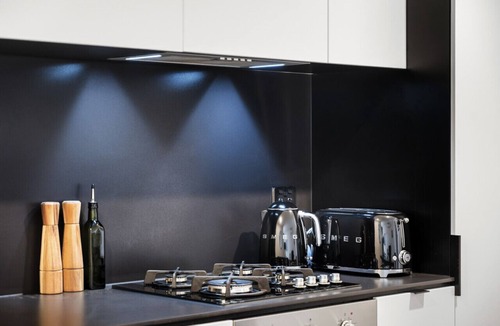 Collingwood North Apartment | Modern, Elegant Oasis