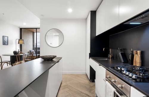 Collingwood North Apartment | Modern, Elegant Oasis