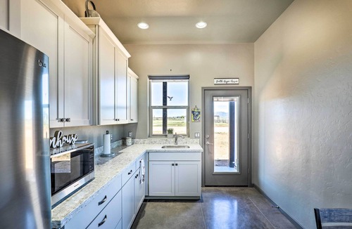Elgin House | Modern Elgin Home: Walk to Wineries + Pets Welcome