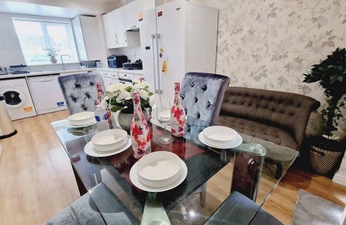 Aveley House | Modern Ensuite home with Balcony