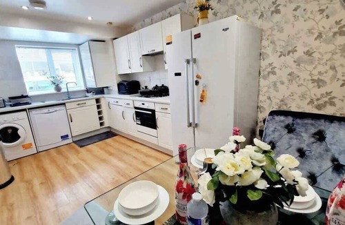 Aveley House | Modern Ensuite home with Balcony