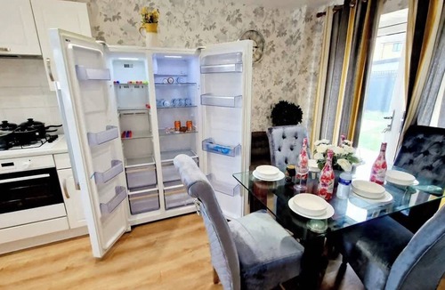 Aveley House | Modern Ensuite home with Balcony