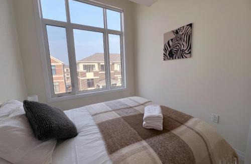 Gormley Villa | Modern entire house close to Costco convenient stay